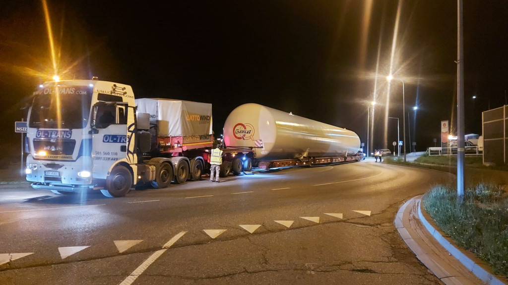 Transport gigantycznych zbiorników z Chemetu