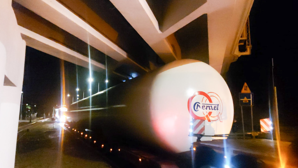 Transport gigantycznych zbiorników z Chemetu