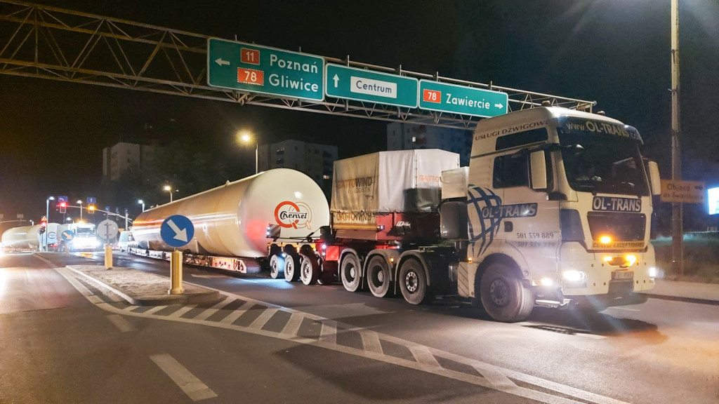 Transport gigantycznych zbiorników z Chemetu