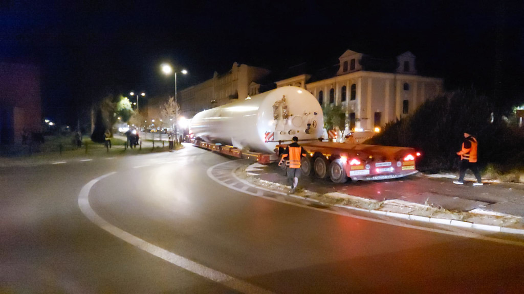 Transport gigantycznych zbiorników z Chemetu