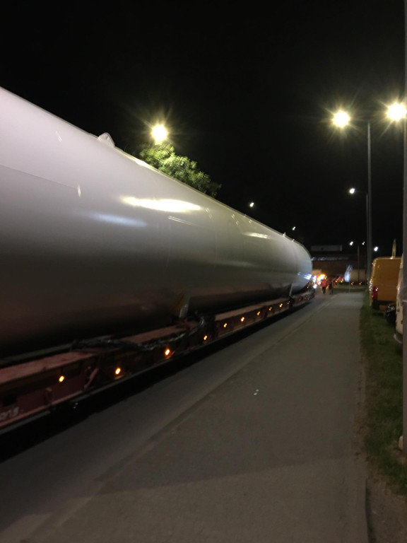 Transport gigantycznych zbiorników z Chemetu