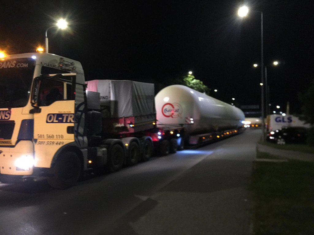 Transport gigantycznych zbiorników z Chemetu