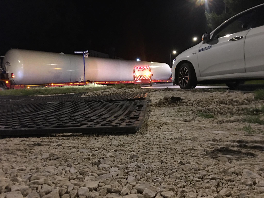 Transport gigantycznych zbiorników z Chemetu