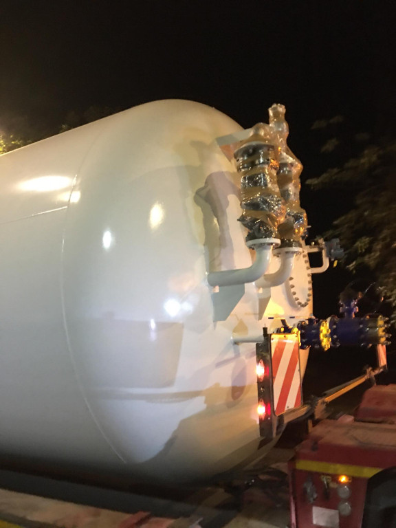 Transport gigantycznych zbiorników z Chemetu