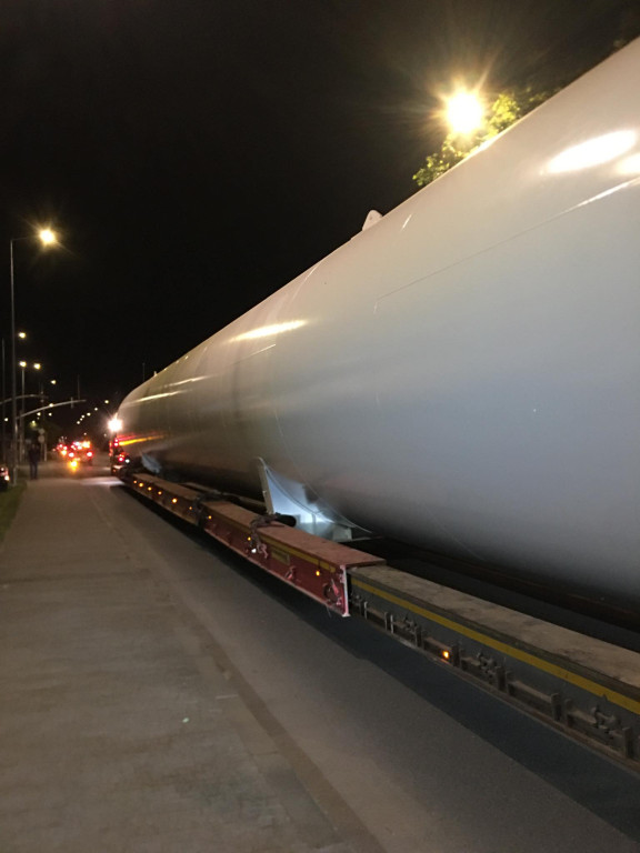 Transport gigantycznych zbiorników z Chemetu