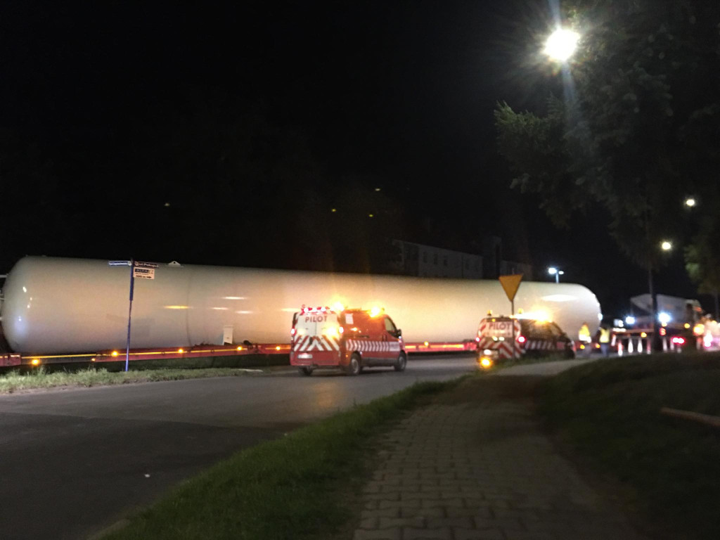 Transport gigantycznych zbiorników z Chemetu