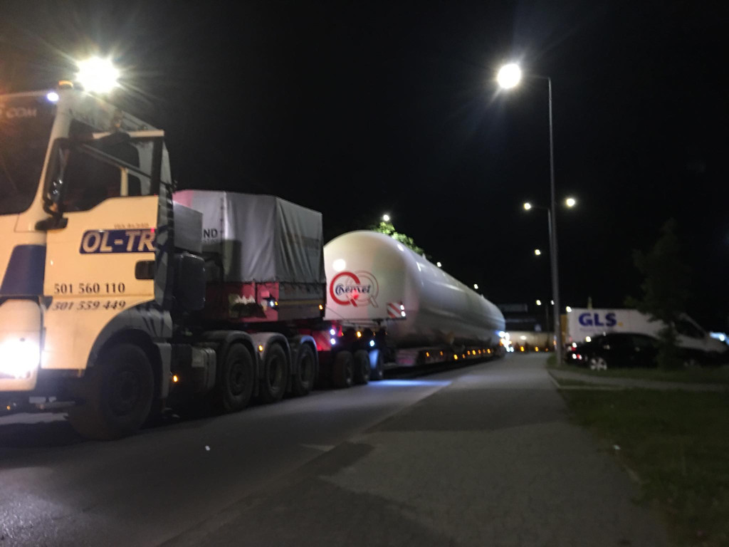 Transport gigantycznych zbiorników z Chemetu