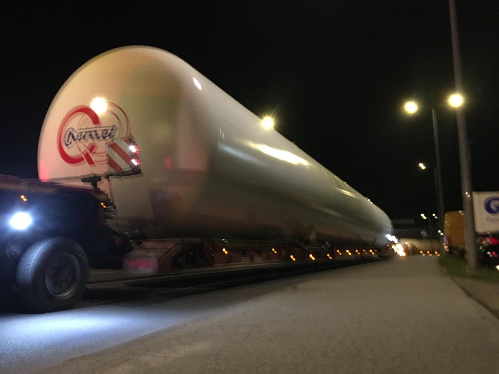Transport gigantycznych zbiorników z Chemetu