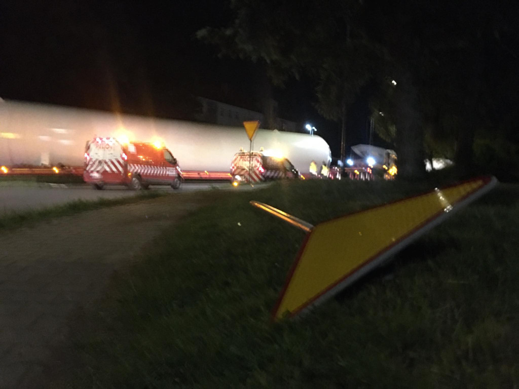 Transport gigantycznych zbiorników z Chemetu