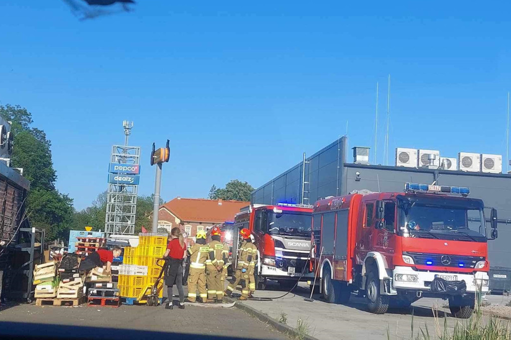 Świerklaniec. Pożar przy markecie Biedronka. Podpalenie?