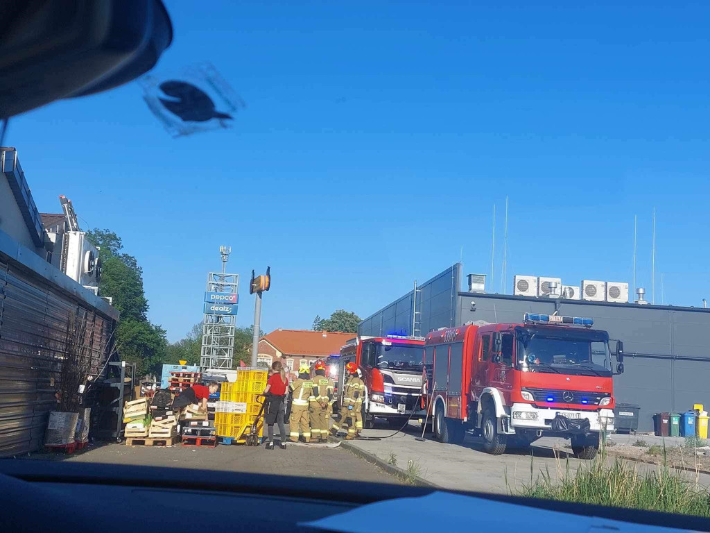 Świerklaniec. Pożar przy markecie Biedronka. Podpalenie?