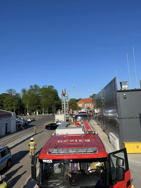 Świerklaniec. Pożar przy markecie Biedronka. Podpalenie?