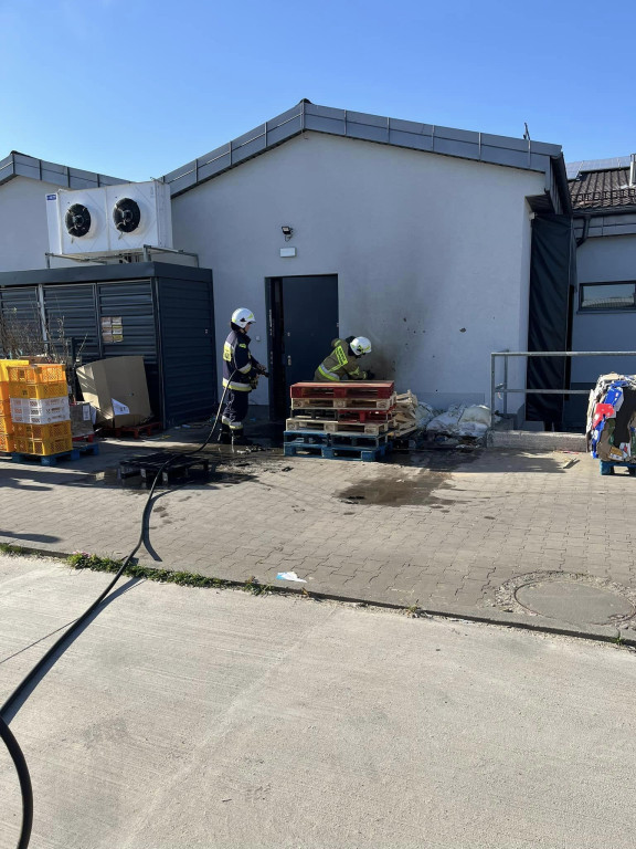 Świerklaniec. Pożar przy markecie Biedronka. Podpalenie?