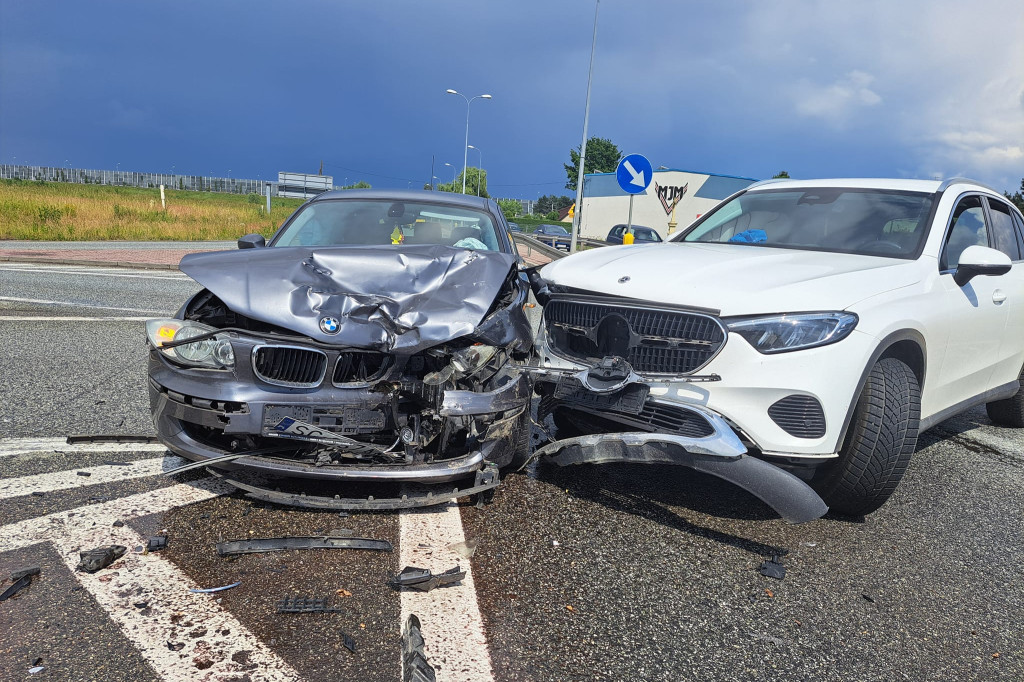 Zderzenie mercedesa i bmw