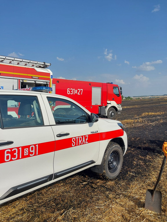 Z pożarem walczyło kilkudziesięciu strażaków i helikopter