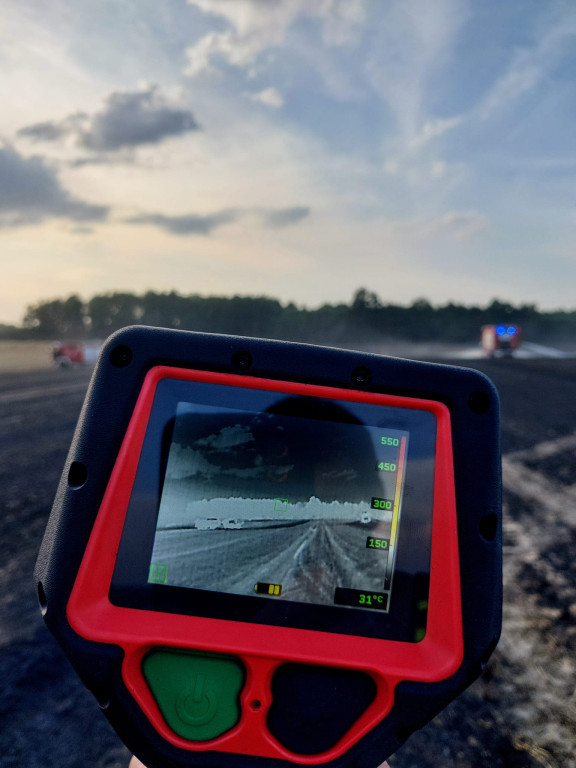 Z pożarem walczyło kilkudziesięciu strażaków i helikopter