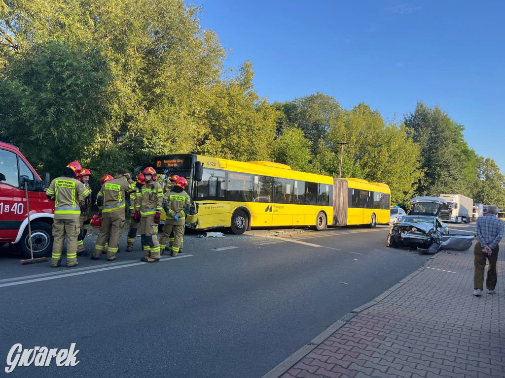  Czołowe zderzenie samochodu z autobusem M3, objazdy