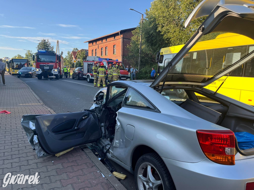  Czołowe zderzenie samochodu z autobusem M3, objazdy