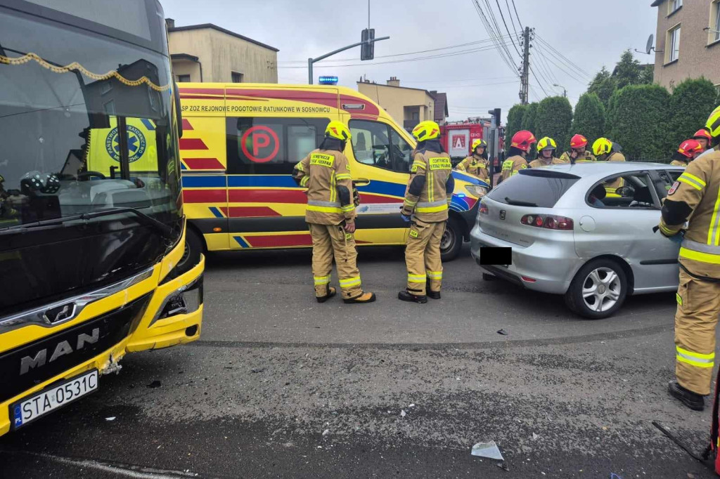 Zderzenie osobówki z autobusem