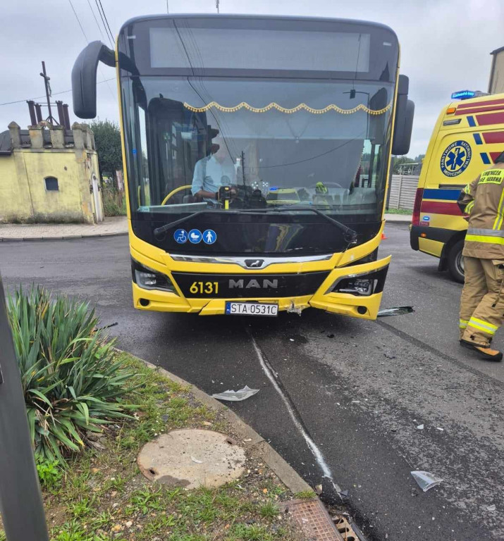 Zderzenie osobówki z autobusem