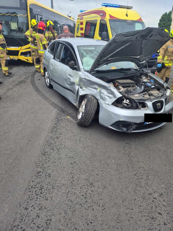 Zderzenie osobówki z autobusem