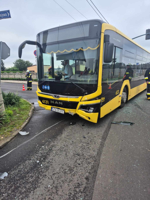 Zderzenie osobówki z autobusem