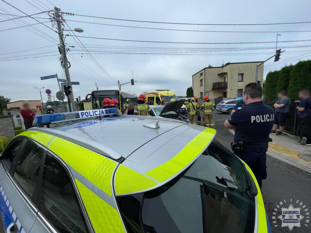 Zderzenie osobówki z autobusem