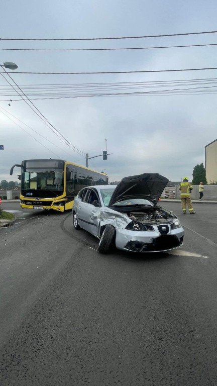 Zderzenie osobówki z autobusem