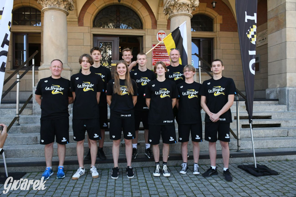 Jadą do Anglii przepłynąć kanał La Manche [FOTO]