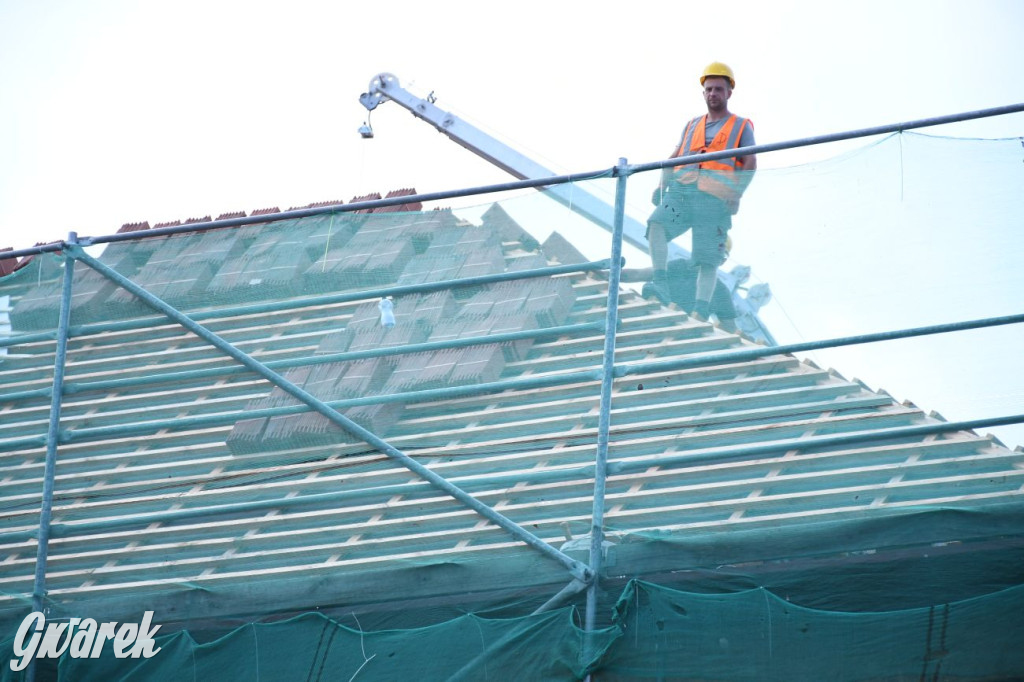 Remont dachu kamienicy pod aniołem z góry [FOTO]