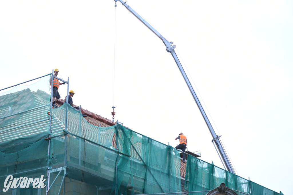 Remont dachu kamienicy pod aniołem z góry [FOTO]