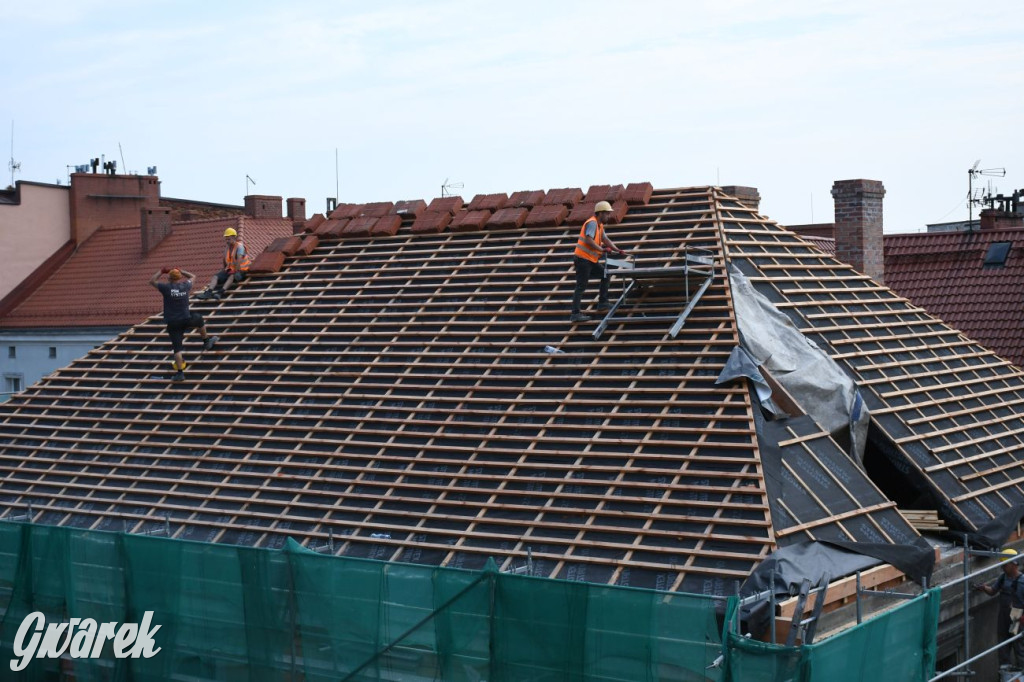 Remont dachu kamienicy pod aniołem z góry [FOTO]