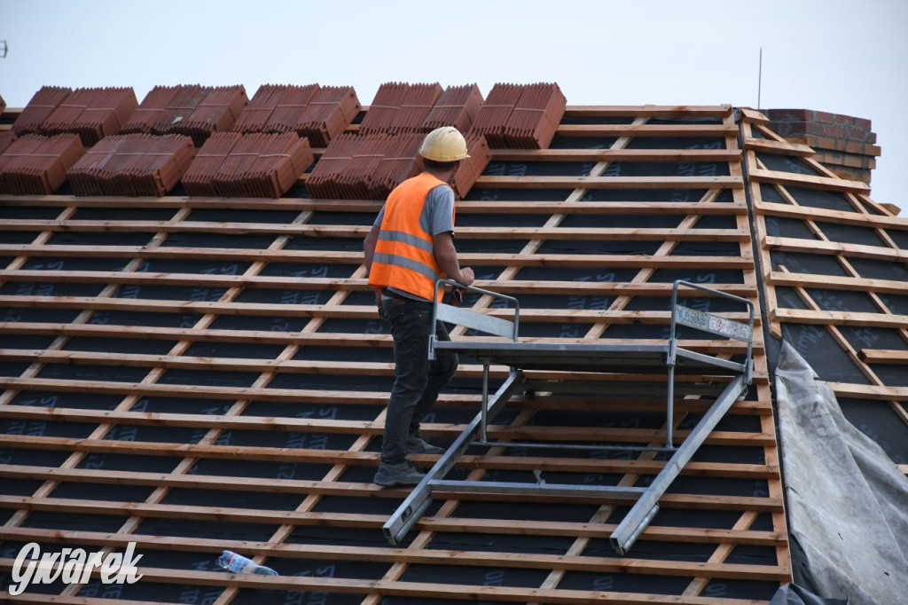 Remont dachu kamienicy pod aniołem z góry [FOTO]