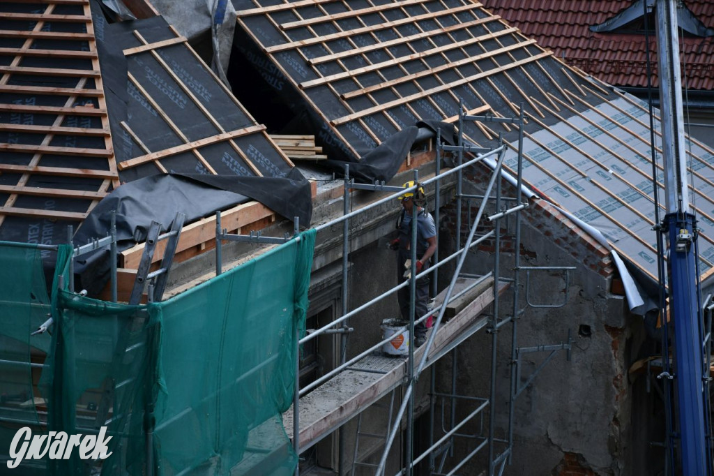 Remont dachu kamienicy pod aniołem z góry [FOTO]