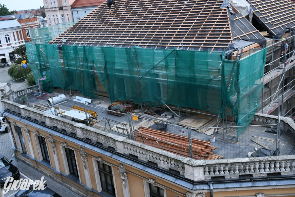 Remont dachu kamienicy pod aniołem z góry [FOTO]