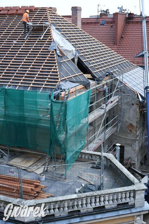 Remont dachu kamienicy pod aniołem z góry [FOTO]