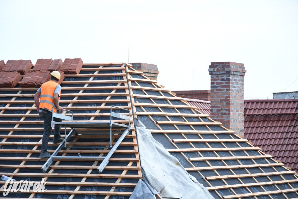 Remont dachu kamienicy pod aniołem z góry [FOTO]