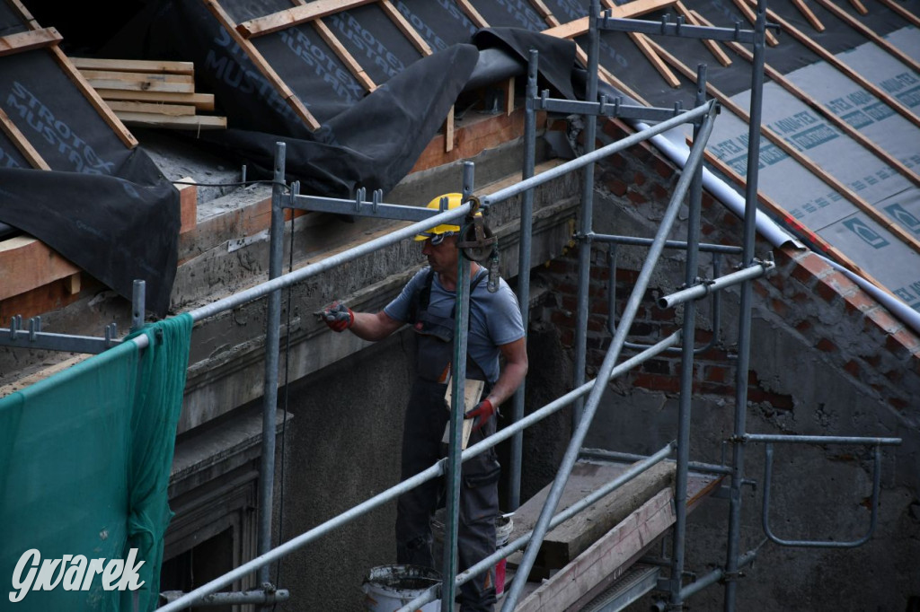 Remont dachu kamienicy pod aniołem z góry [FOTO]