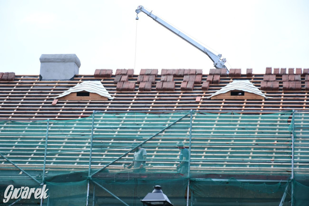 Remont dachu kamienicy pod aniołem z góry [FOTO]