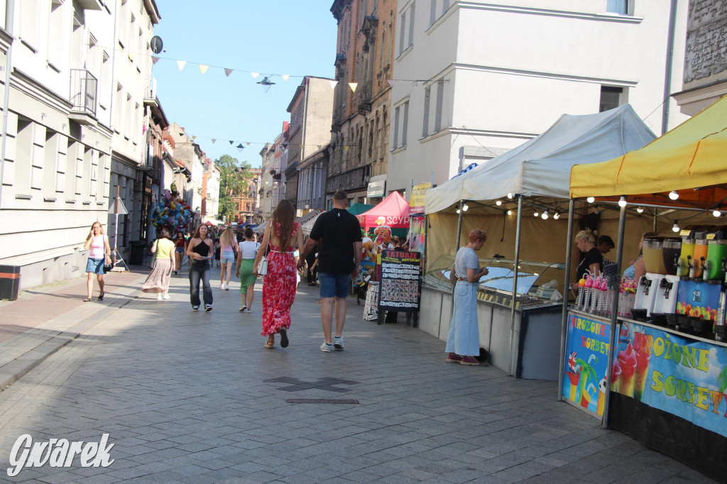 Gwarki. Krakowska pełna straganów. Co można kupić?