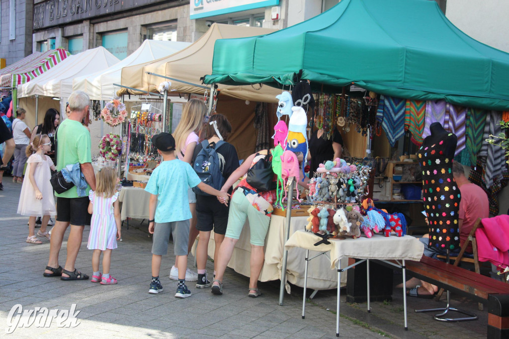 Gwarki. Krakowska pełna straganów. Co można kupić?