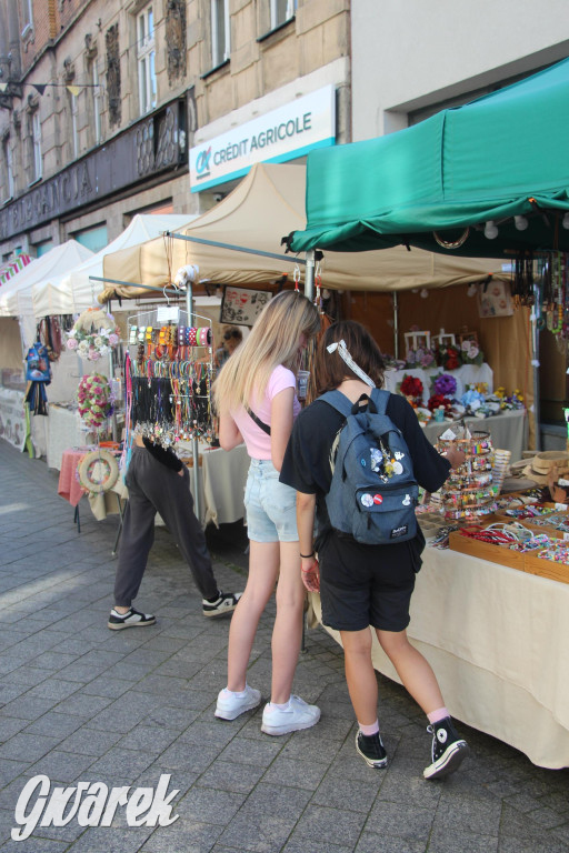 Gwarki. Krakowska pełna straganów. Co można kupić?