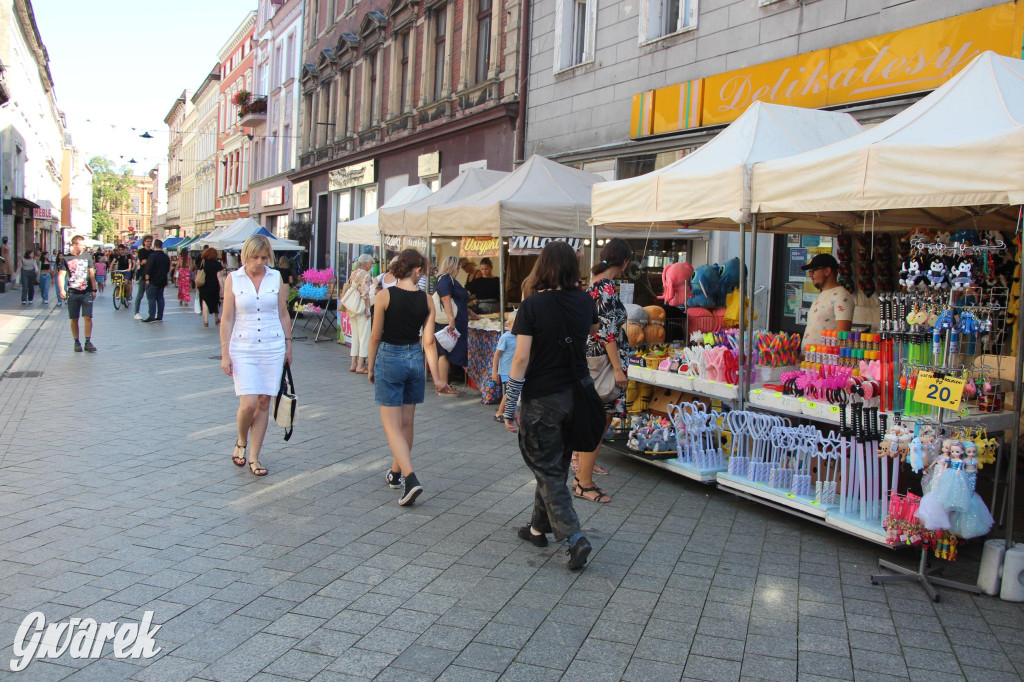 Gwarki. Krakowska pełna straganów. Co można kupić?