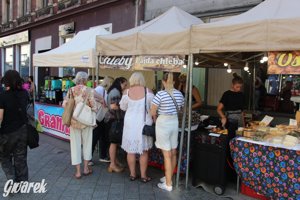 Gwarki. Krakowska pełna straganów. Co można kupić?