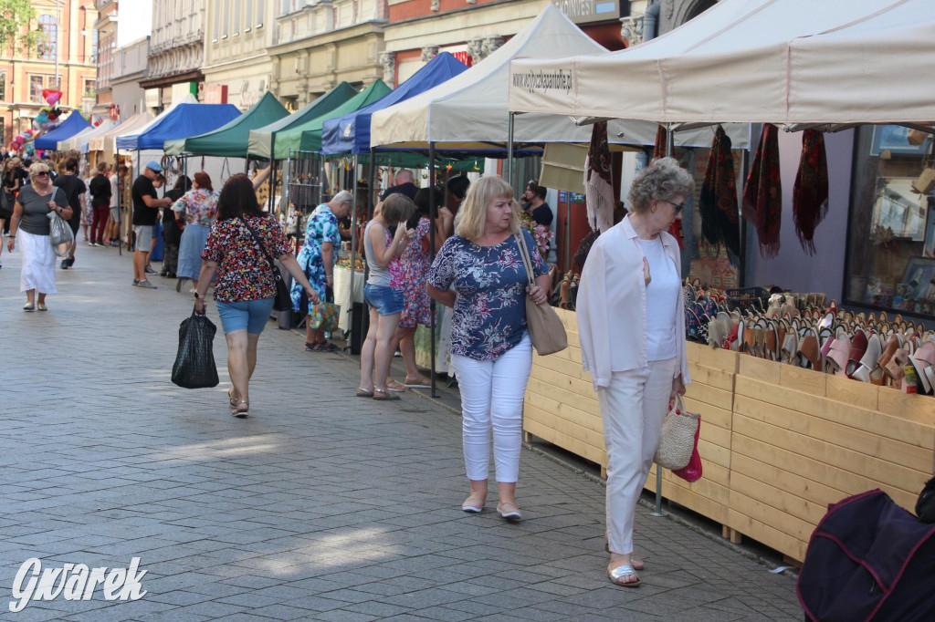 Gwarki. Krakowska pełna straganów. Co można kupić?