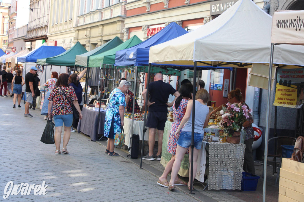 Gwarki. Krakowska pełna straganów. Co można kupić?