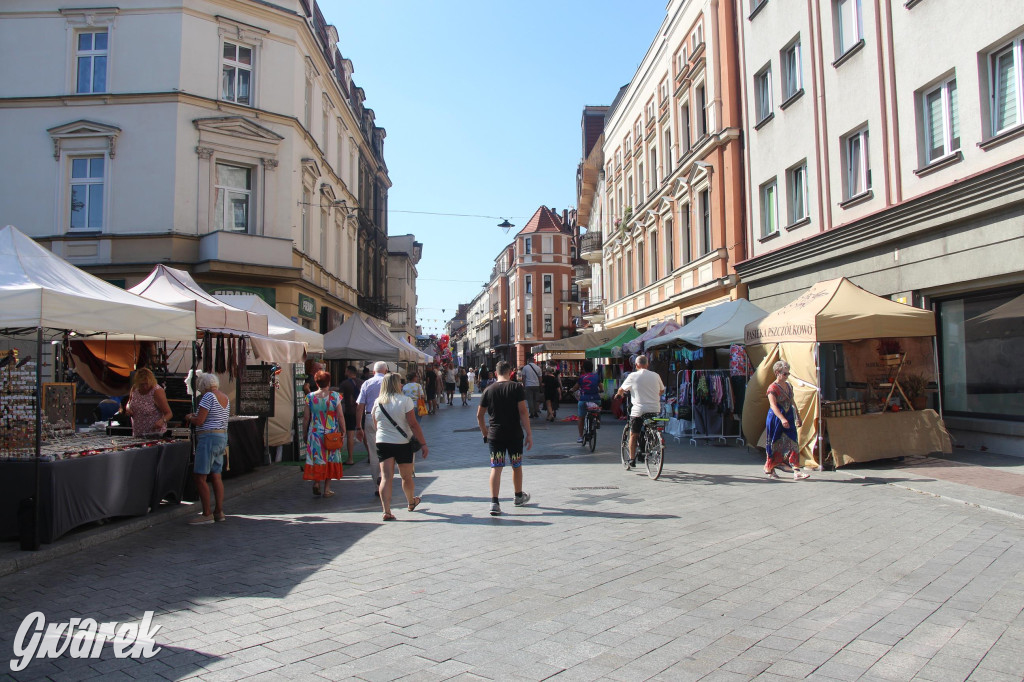 Gwarki. Krakowska pełna straganów. Co można kupić?