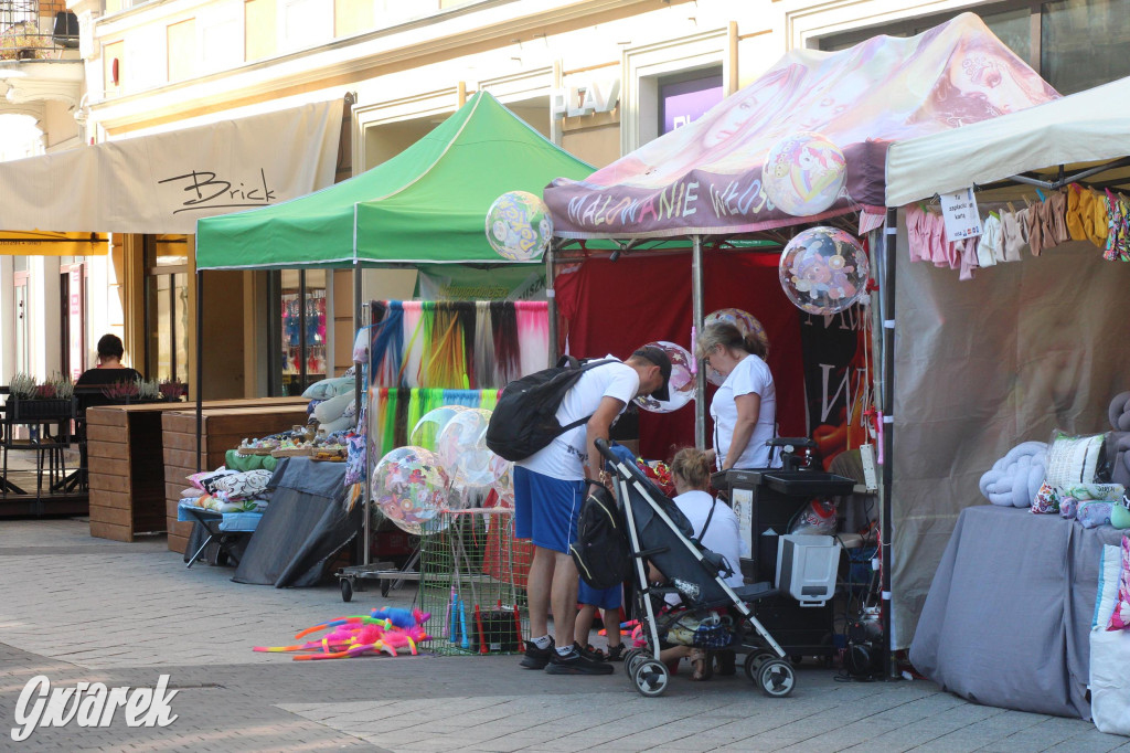 Gwarki. Krakowska pełna straganów. Co można kupić?