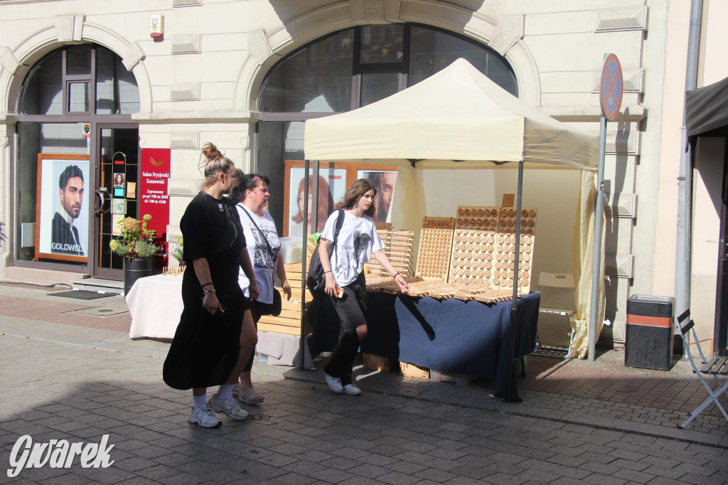 Gwarki. Krakowska pełna straganów. Co można kupić?