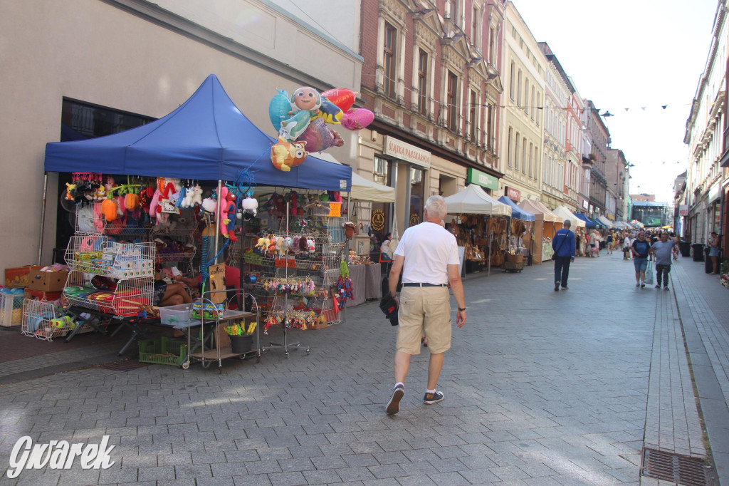 Gwarki. Krakowska pełna straganów. Co można kupić?